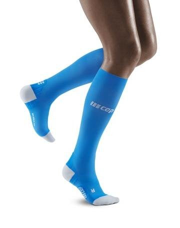 Lower legs of model in knee-high CEP Ultralight Running compression socks in blue, with white toes and heels.